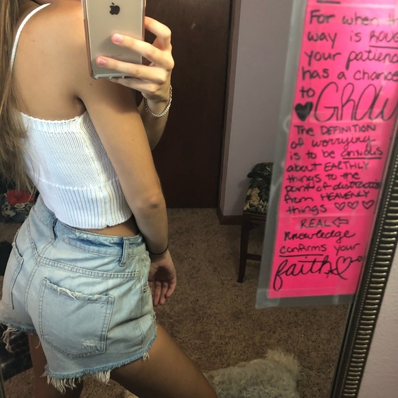 Distressed, light-wash jean shorts 💥 - Picture 2 of 4